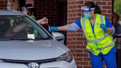 En el condado de Miami-Dade, la cuenta de contagios creció este lunes con el récord de 1.508 nuevos casos y se situó en 35.222, de los cuales 975 han resultado fatales.