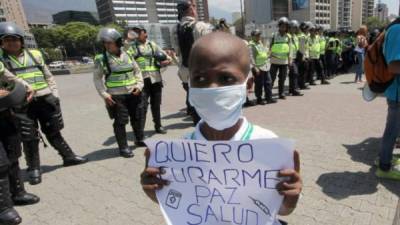 La imagen del niño protestando pidiendo medicamentos impactó en Venezuela. Foto @EmiliaJM