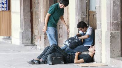 Tres jóvenes pasan el rato en una acera de la capital de México, país donde se reportan las cifras más elevadas.