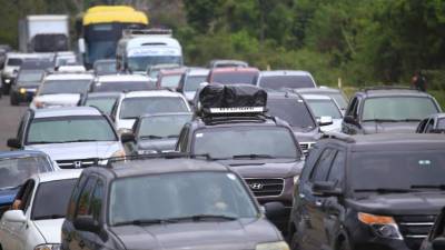Miles de veraneantes retornaron ayer a sus ciudades de origen después de disfrutar del feriado de Semana Santa.
