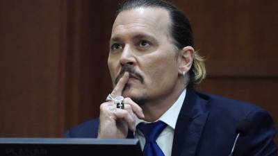 El actor Johnny Depp testifica en la corte de Fairfax en Virginia.