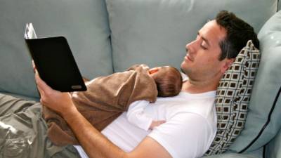 Leer de noche libros electrónicos produce problemas de sueño.