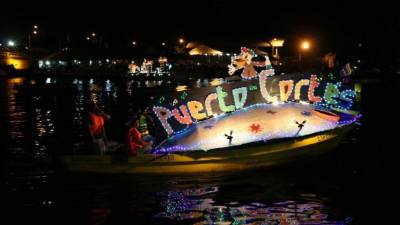 Cientos de turistas disfrutaron de la espectacular Noche Veneciana en el Malecón Puerto Caballos de Puerto Cortés como parte de la Feria Agostina.