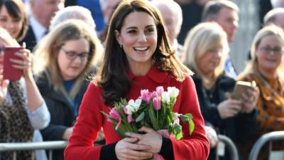Britain's Catherine, Duchess of Cambridge greets wellwishers as she arrives to visit the Irish Football Association in Belfast, Northern Ireland on February 27, 2019. (Photo by Paul ELLIS / AFP)