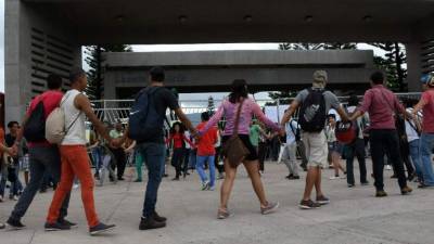 Students of the National Autonomous University of Honduras (UNAH) gathered under the University Student Movement (MEU) demonstrate to demand the resignation of rector Julietta Castellanos, among other things, in Tegucigalpa, on June 28, 2017.The MEU also demands the cessation of the 'criminalization' of protests, the suspension of student hearings and support to appoint delegates to the University Council, UNAH's main decision-making body. / AFP PHOTO / Orlando SIERRA