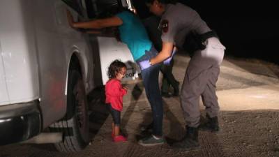 Una niña hondureña llora al ser detenida junto a su madre en la frontera de EEUU./AFP.