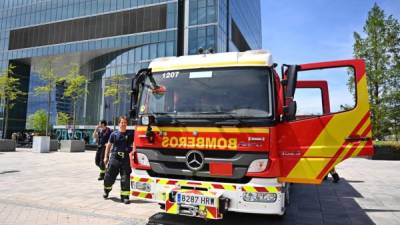 Los bomberos españoles se van después de inspeccionar una amenaza de seguridad en el rascacielos Torre Espacio en el parque empresarial Cuatro Torres (Cuatro Torres) en Madrid.