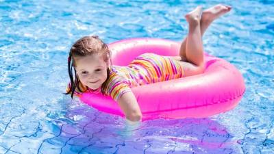 Los niños nunca deben bañar solos, siempre deben tener la supervisión de un adulto.