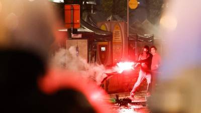 Decenas de personas provocaron este domingo disturbios en el centro de Bruselas tras el partido del Mundial de fútbol que ha enfrentado en Catar a Bélgica con Marruecos, destrozando vehículos y mobiliario urbano, lo que obligo a la policía a intervenir.