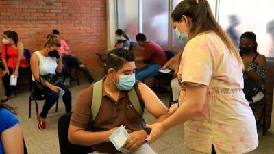 vacunación. El sector empresarial señala que se debe dejar dinero para comprar tercera dosis en 2022.