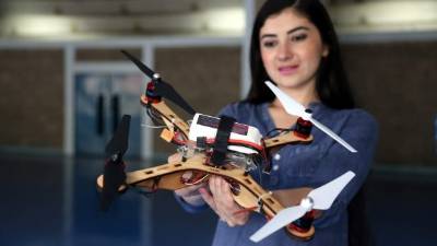 En el evento hay aparatos de varios tamaños, velocidades y capacidades para soportar peso adicional.