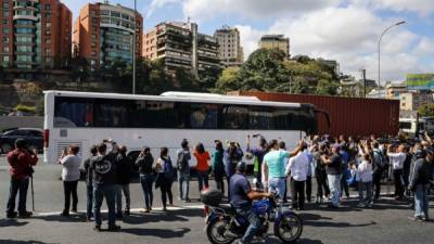 Uno de los buses en los que en los que partieron miembros de la Asamblea Nacional de Venezuela. EFE