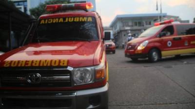 Los tres bomberos quedaron atrapados cuando intentaban rescatar a otros dos de sus compañeros.