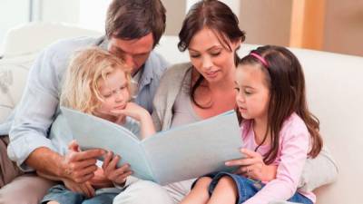 Cuando los padres leen en voz alta y juegan con sus hijos, pueden ayudarles a aprender a comportarse de formas que van a ser muy útiles cuando empiecen a ir a escuela.