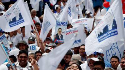 Simpatizantes de Alejandro Giammattei, candidato presidencial guatemalteco, asisten a su acto de cierre de campaña, en Ciudad de Guatemala (Guatemala). EFE/Esteban Biba