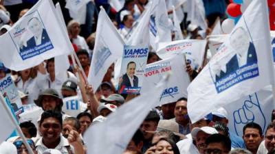 Simpatizantes de Alejandro Giammattei, candidato presidencial guatemalteco, asisten a su acto de cierre de campaña, en Ciudad de Guatemala (Guatemala). EFE/Esteban Biba