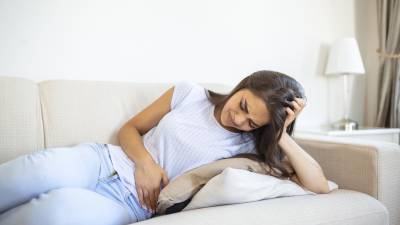 Si sufre constantemente de dolor abdominal, considere ir al ginecólogo para un examen de endometriosis.