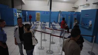 Las oficinas de Tránsito se ven vacías.