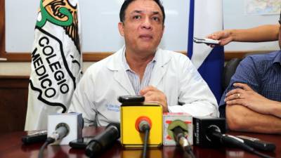 El doctor Elmer Mayes asegura que no es cierto lo de los pagos.