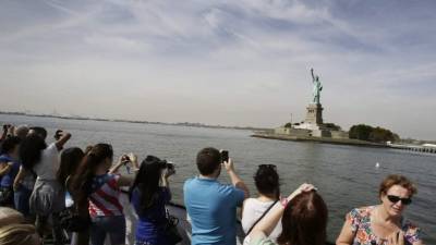 Cientos de turistas fueron evacuados de la isla de la Libertad por una amenaza de bomba.