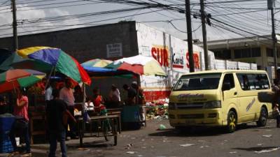Vendedores han obstaculizado la parada de buses de la 2 calle, 2 avenida, del barrio Medina.