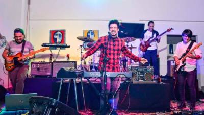 Los chicos de Axis cautivaron con su mezcla de soul y funk.