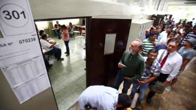 Un grupo de ciudadanos espera su turno para ejercer el sufragio en la ciudad portuaria de El Callao.