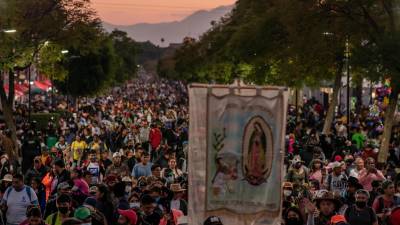 Millones de mexicanos se sumaron a la peregrinación en honor a la Virgen de Guadalupe este lunes en la capital del país.