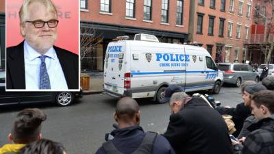 Periodistas y vecinos acudieron al lugar, mientras en la entrada del edificio podía verse una rosa roja y un ramo de rosas blancas.