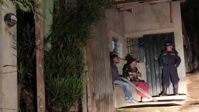 Dentro de esta casa en la colonia Los Pinos en Tegucigalpa fueron asesinadas tres personas la noche del miércoles.