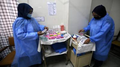 Imagen de archivo de personal de un hospital trabajando en una sala de aislamiento para pacientes con Mpox.