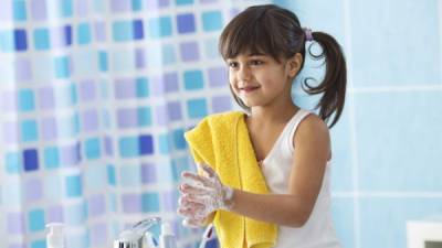 Los niños deben aprender hábitos saludables, uno de ellos es lavarse muy bien las manos a cada momento.