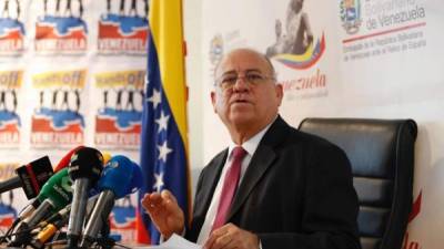El embajador de Venezuela en España, Mario Isea, durante la conferencia de prensa ofrecida este viernes en la embajada venezolana, en Madrid. EFE