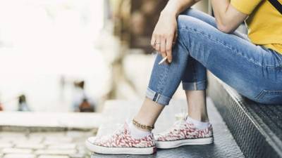 Los estudiantes de secundaria son los más propensos a fumar cigarrillos si miran anuncios de televisión.