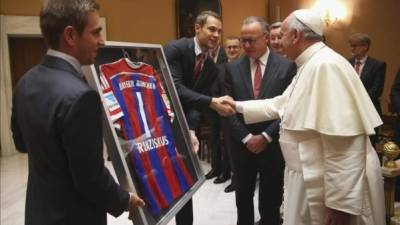 El papa Francisco recibió hoy en privado al equipo alemán del Bayern Múnich, que entrena el español Pep Guardiola, del que recibió una camiseta firmada y la promesa de una donación de un millón de euros para causas benéficas.