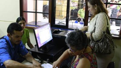 Patrocinio Carabantes registró ayer a su hija en la nueva oficina del RNP en el hospital.