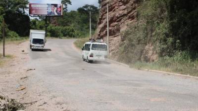 La carretera de La Entrada a Santa Rosa de Copán urge cambio de asfalto.