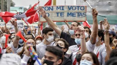 Simpatizantes de la candidata a la Presidencia de Perú Keiko Fujimori se congregan hoy afuera de la sede del ONPE (Organismo Nacional de Procesos Electorales), en Lima (Perú). EFE/Antonio Melgarejo