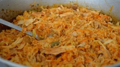 El arroz con pollo es una comida muy popular en las fiestas latinoamericanas.