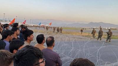Militares estadounidenses resguardan el aeropuerto de Kabul para evacuar a sus ciudadanos y colaboradores./AFP.