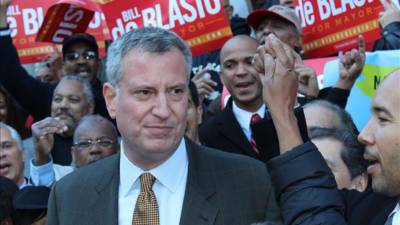 El alcalde de Nueva York, Bill de Blasio, desveló hoy algunos de los detalles de su gran plan para aumentar el número de viviendas asequibles en la ciudad y para mejorar las condiciones de los edificios controlados por las autoridades.