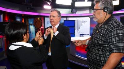 Momentos en que el presentador de televisión Joaquín López Dóriga se prepara para hacer una de sus presentaciones en Noticieros Televisa.