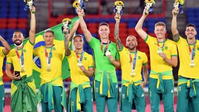Los jugadores brasileños celebran tras vencer a España en la final de fútbol masculino de los Juegos Olímpicos 2020. Foto AFP