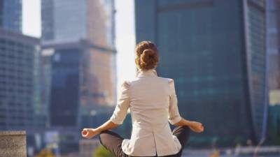 Medite unos 10 minutos al día. Recuerde estar en un lugar tranquilo.