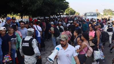 Migrantes hacen fila para tramitar documentos ante el Instituto Nacional de Migración (INM).