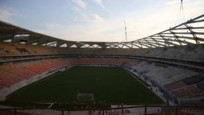 Imagen de varios hombres trabajando en las obras del estadio Arena Amazonía el 10 de diciembre de 2013, en Manaos, Brasil. EFE