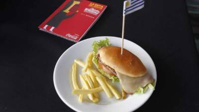 Fotografía de un plato de chivito uruguayo hoy, martes 15 de mayo de 2018, en el Bar Facal de Montevideo, Uruguay. EFE