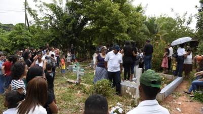 Impotencia, luto y consternación se observó ayer por parte de parientes y amistades de la maestra Mirtalia.