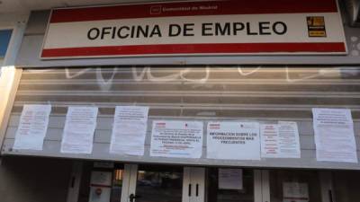 Carteles con diversos avisos en una oficina de empleo en Madrid. EFE/JuanJo Martín/Archivo