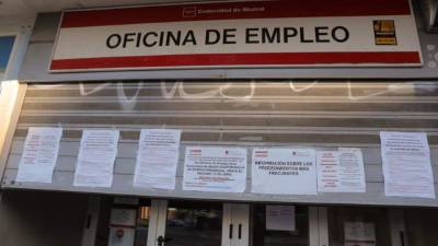 Carteles con diversos avisos en una oficina de empleo en Madrid. EFE/JuanJo Martín/Archivo